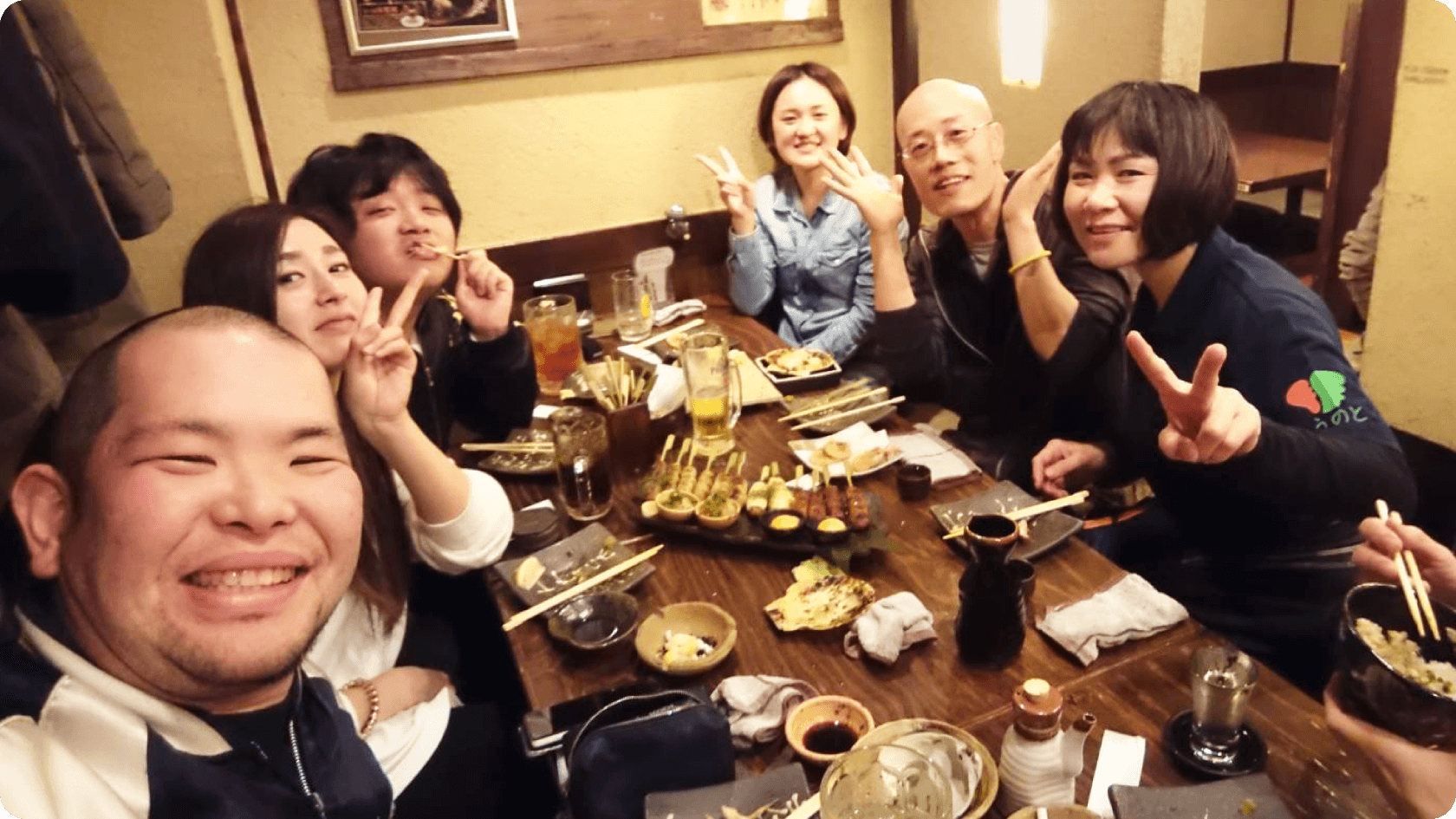 写真:スタッフの食事会